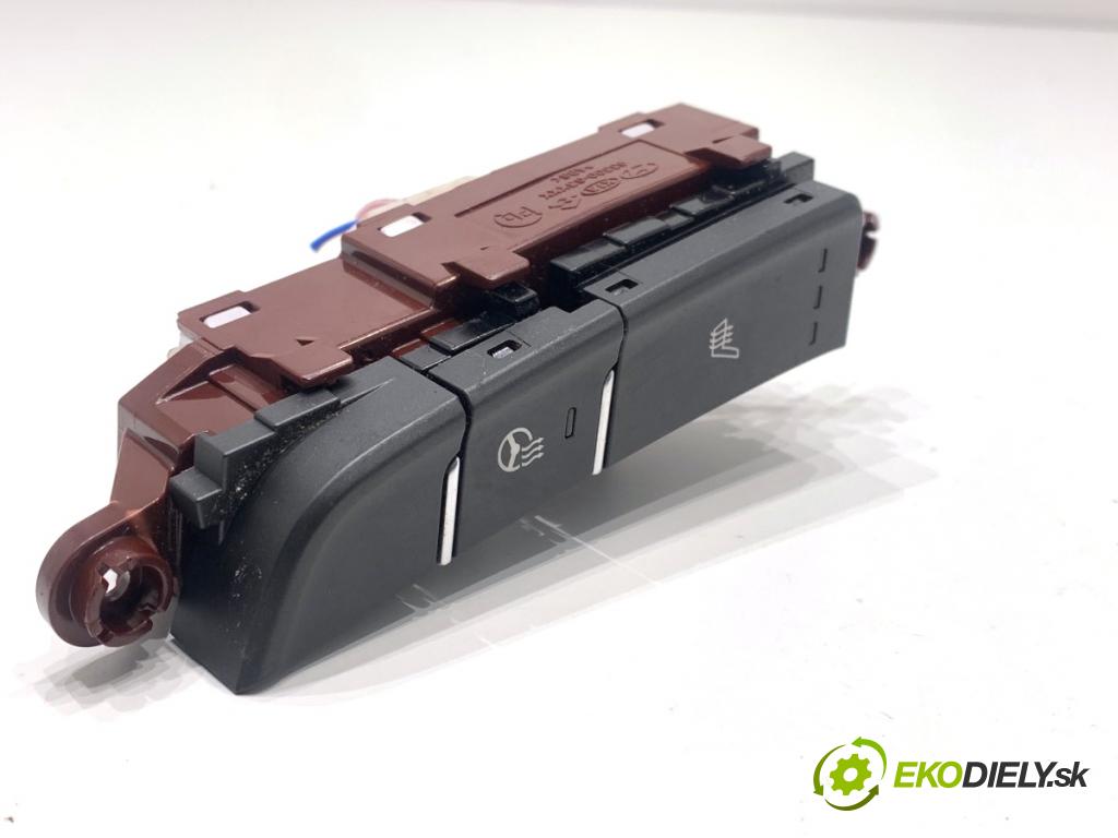 HYUNDAI i30  2024 71 kW 1.5 DPI   (1498 ccm / 71 kW / 97 KM) 1498 přepínač ohřívání sedačky 93300G4230 (Páčky pod volantem)