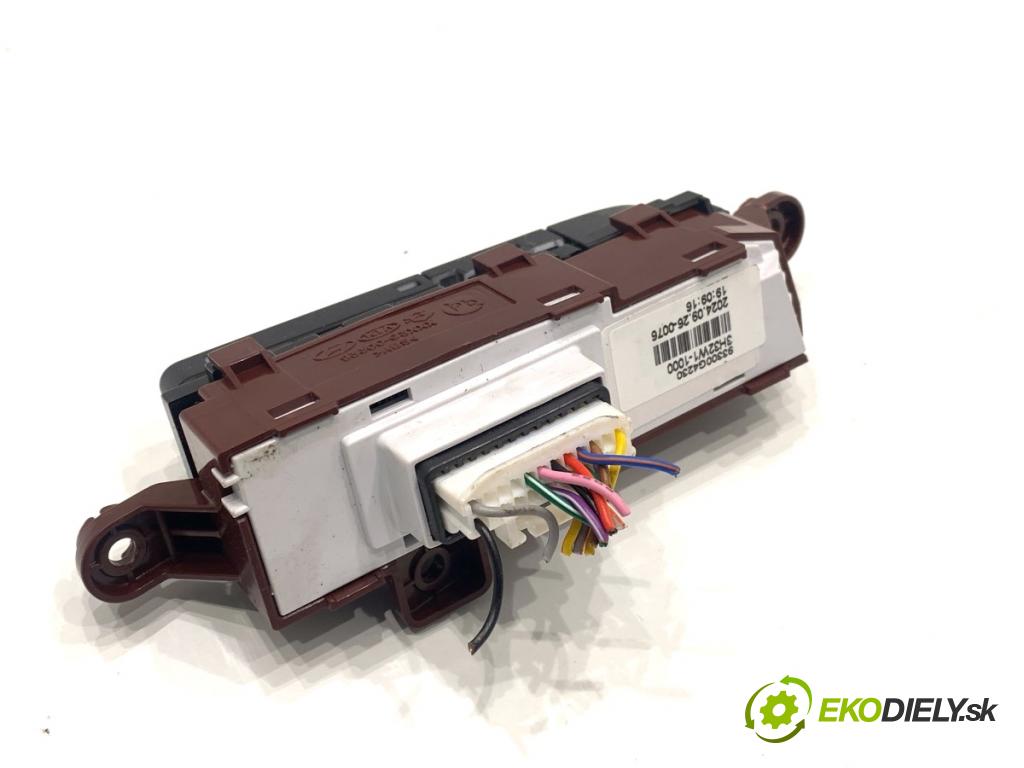 HYUNDAI i30  2024 71 kW 1.5 DPI   (1498 ccm / 71 kW / 97 KM) 1498 přepínač ohřívání sedačky 93300G4230 (Páčky pod volantem)