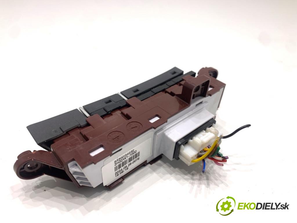 HYUNDAI i30  2024 71 kW 1.5 DPI   (1498 ccm / 71 kW / 97 KM) 1498 přepínač ohřívání sedačky 93300G4230 (Páčky pod volantem)