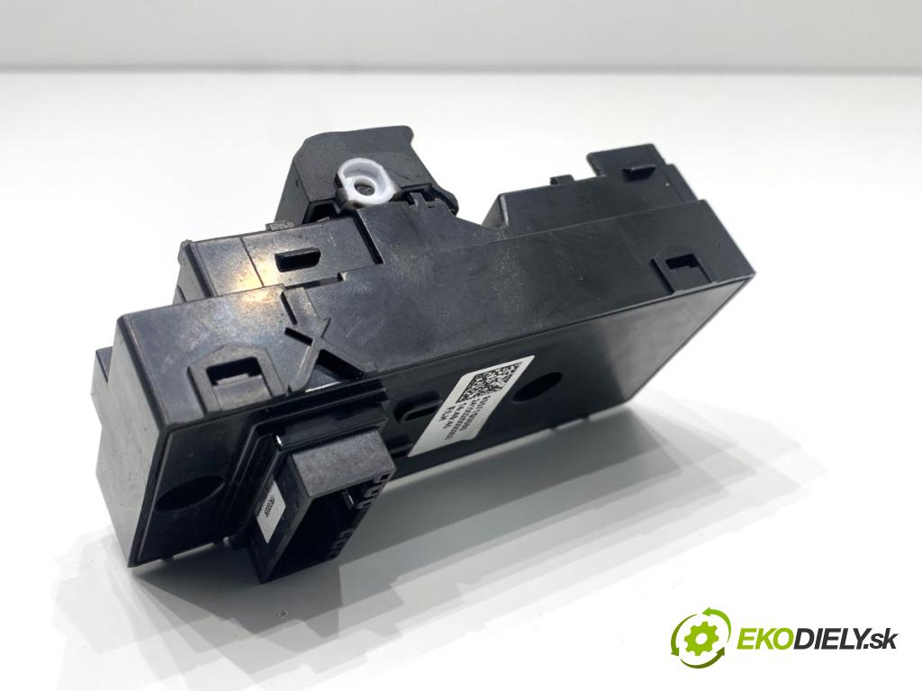 HYUNDAI i30  2024 71 kW 1.5 DPI   (1498 ccm / 71 kW / 97 KM) 1498 Prepínač okien 93571G3080 (Prepínacie páčky pod volantom)