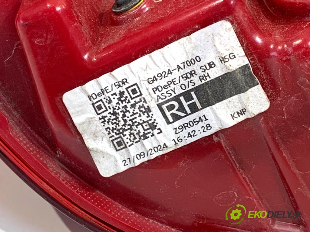 HYUNDAI i30 2024 71 kW 1.5 DPI (1498 ccm / 71 kW / 97 KM) 1498 Svetlo pravy zad 92402G4500