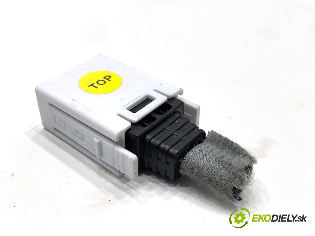 HYUNDAI i30  2024 71 kW 1.5 DPI   (1498 ccm / 71 kW / 97 KM) 1498 HNÍZDO: USB