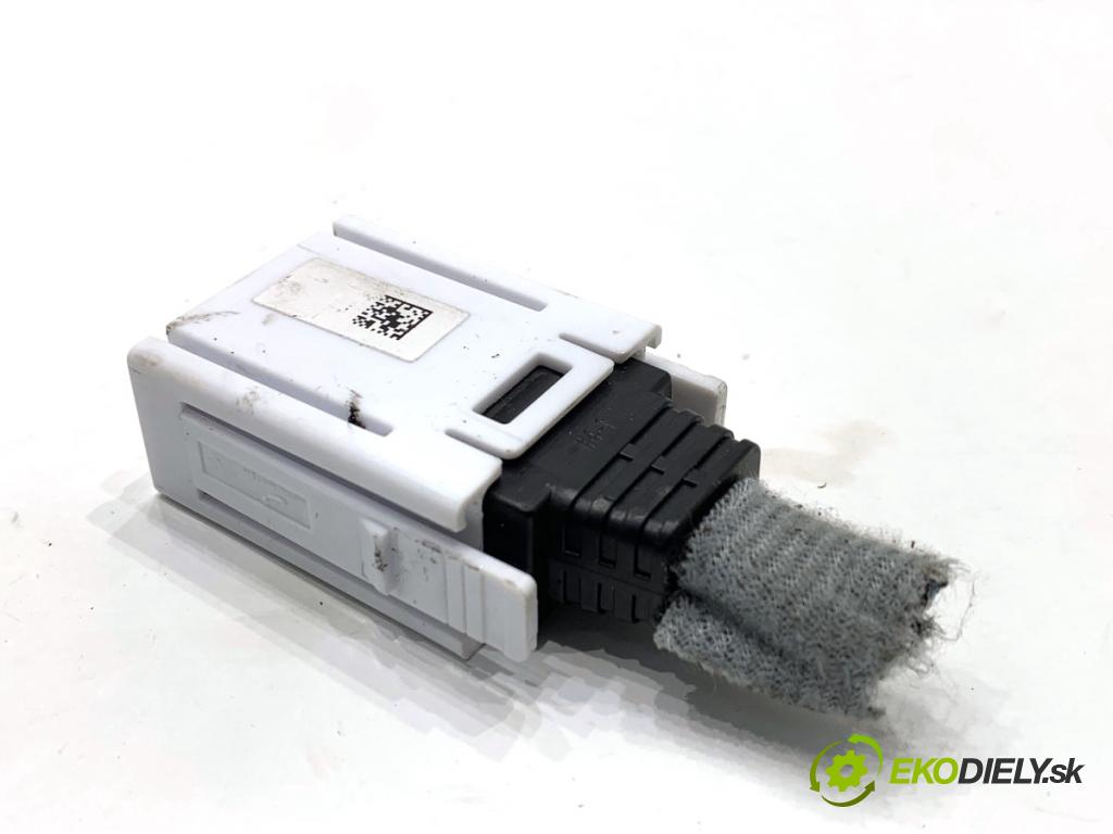 HYUNDAI i30  2024 71 kW 1.5 DPI   (1498 ccm / 71 kW / 97 KM) 1498 HNÍZDO: USB