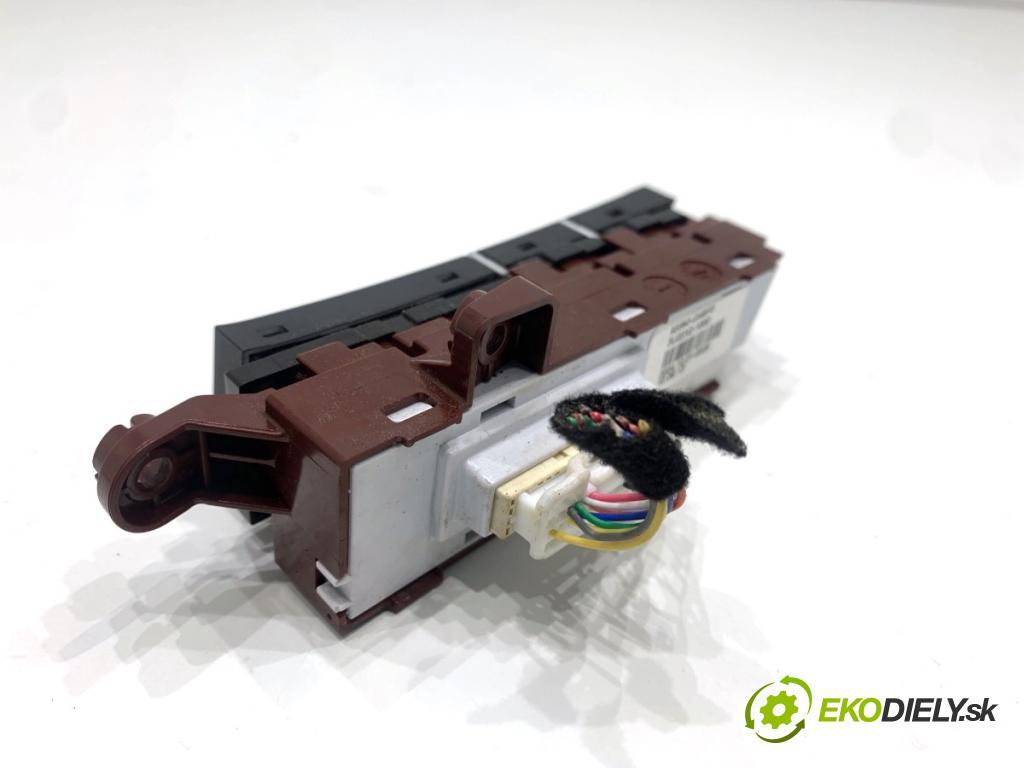 HYUNDAI i30  2024 71 kW 1.5 DPI   (1498 ccm / 71 kW / 97 KM) 1498 přepínač ohřívání sedačky 93350-G4BF0 (Páčky pod volantem)