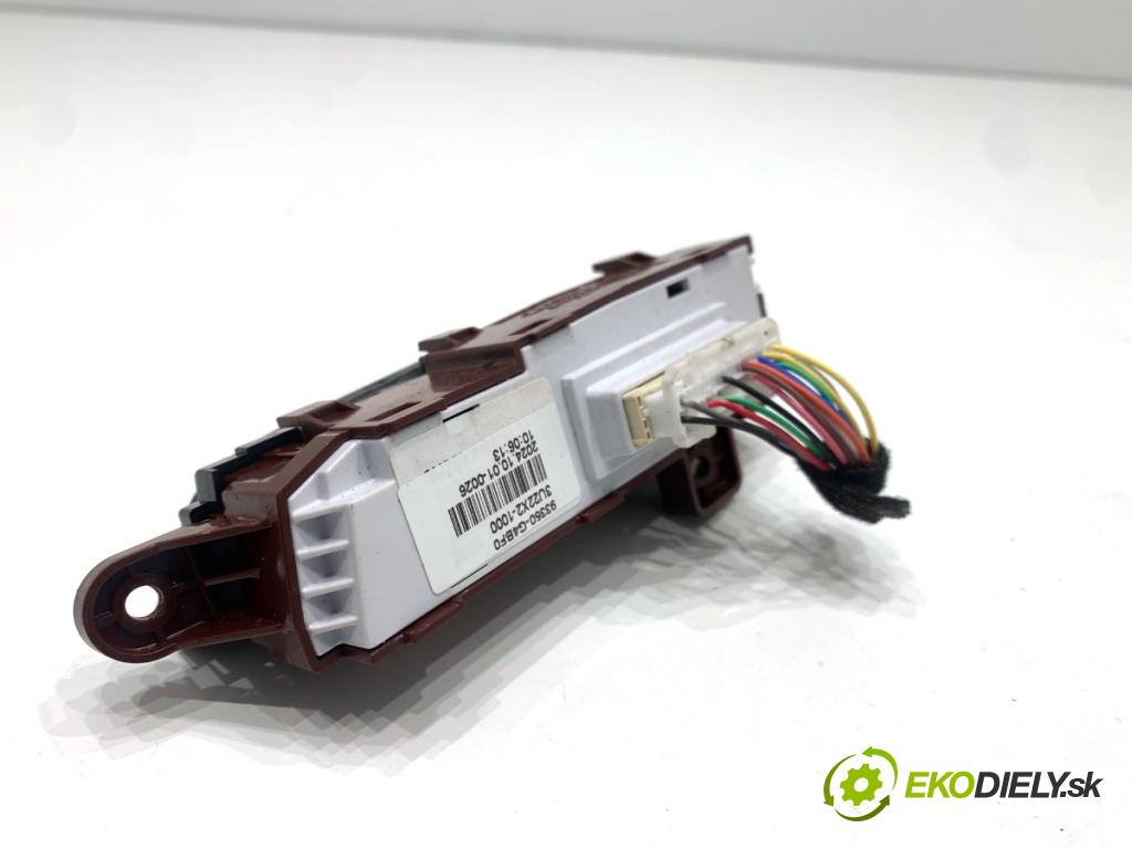 HYUNDAI i30  2024 71 kW 1.5 DPI   (1498 ccm / 71 kW / 97 KM) 1498 přepínač ohřívání sedačky 93350-G4BF0 (Páčky pod volantem)