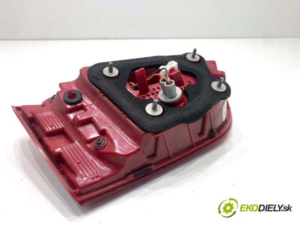 HYUNDAI i30  2024 71 kW 1.5 DPI   (1498 ccm / 71 kW / 97 KM) 1498 Svetlo pravy zad vnútorná 92404G4500