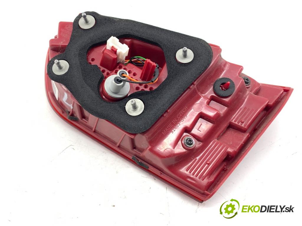 HYUNDAI i30  2024 71 kW 1.5 DPI   (1498 ccm / 71 kW / 97 KM) 1498 světlo levý zadní část vnitřní 92403G4500