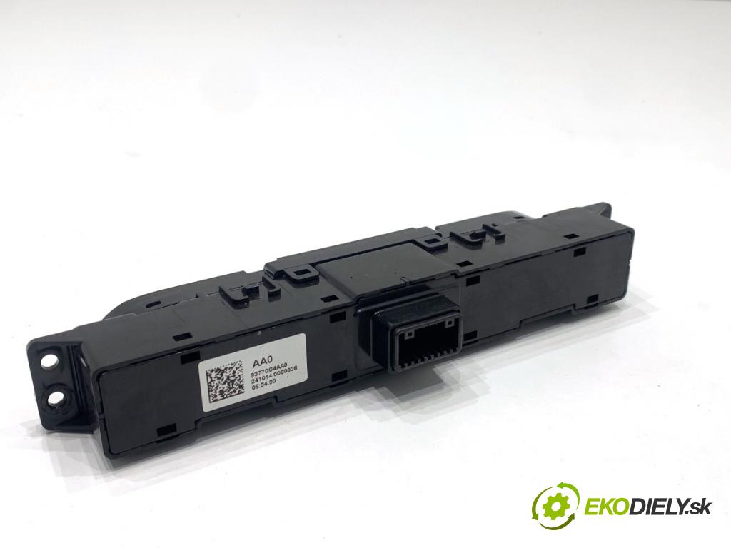 HYUNDAI i30  2024 71 kW 1.5 DPI   (1498 ccm / 71 kW / 97 KM) 1498 přepínač centrálního zámku 93770G4AA0