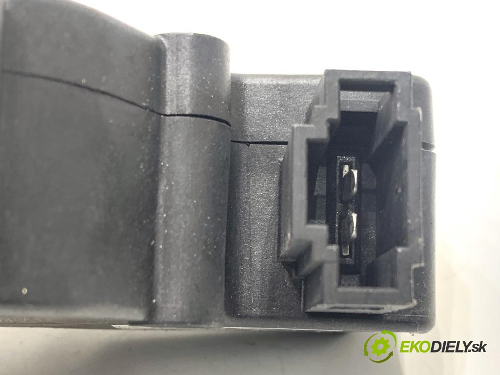 MERCEDES-BENZ S212 Kombi 2010 170 kW E 350 CDI 4-matic (212.289) 2987 zámok dverí zad A2047500060