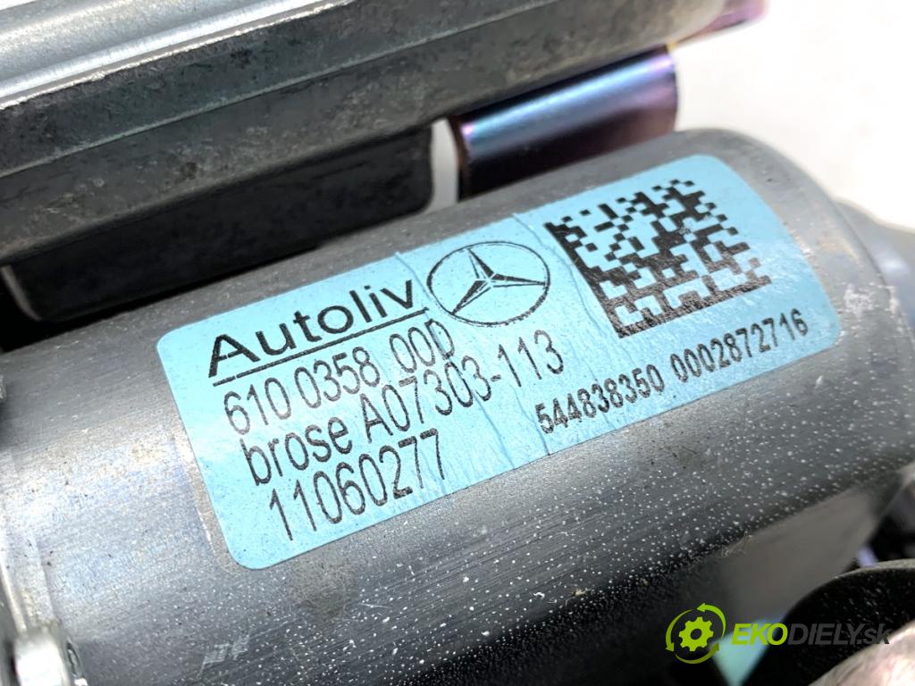 MERCEDES-BENZ S212 Kombi 2010 170 kW E 350 CDI 4-matic (212.289) 2987 držák bezpečnost pravý přední část