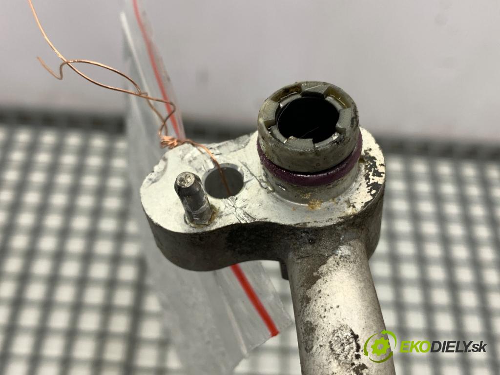 BMW F31 Kombi 2014 135 kW 320 d xDrive 1995 rúrka klimatizace 9212082 (Trubka klimatizace)