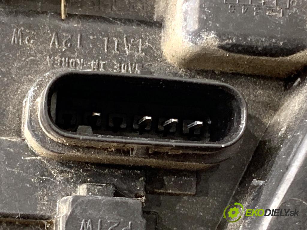 BMW F31 Kombi 2014 135 kW 320 d xDrive 1995 světlo pravý zadní část