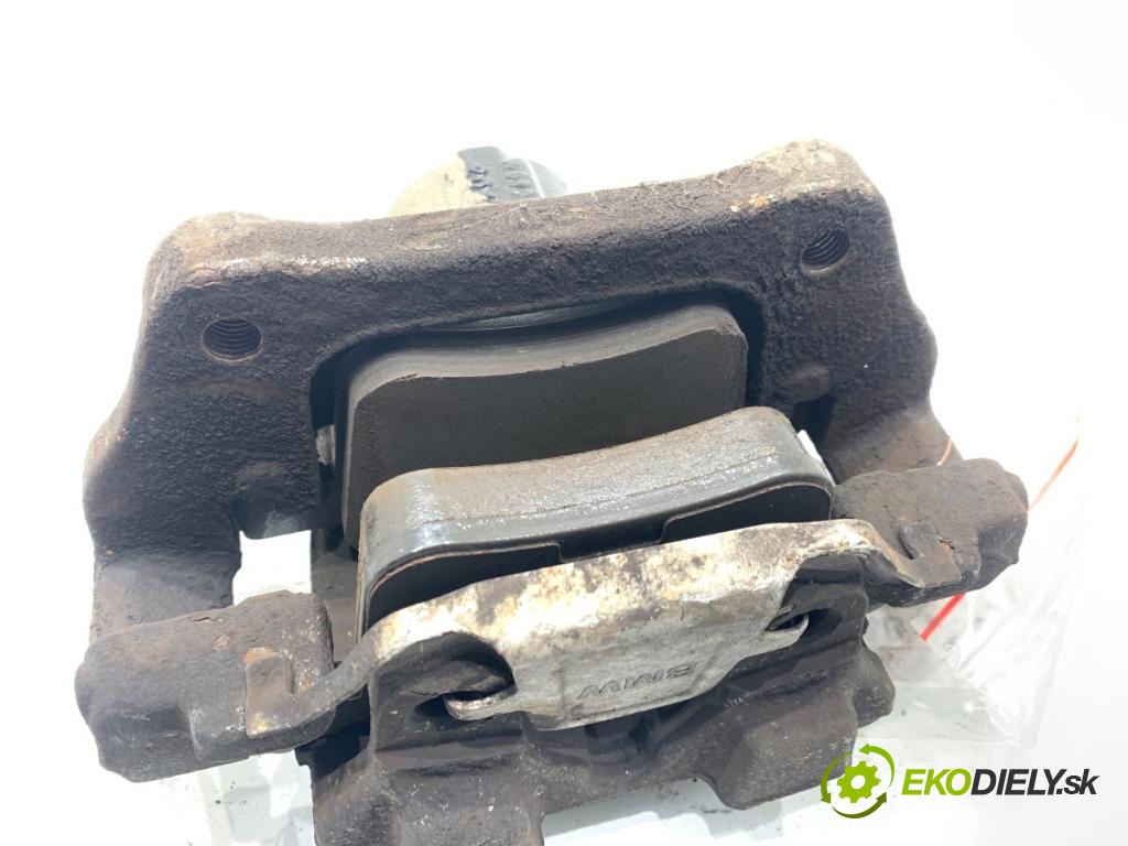 BMW F31 Kombi 2014 135 kW 320 d xDrive 1995 brzdič třmen pravý přední část