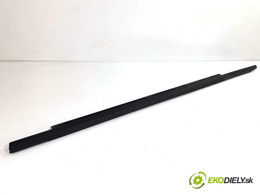 AUDI A4 B8 Kombi 2013 130 kW 2.0 TDI quattro 1968 lišta Sbírání: přední část levý 