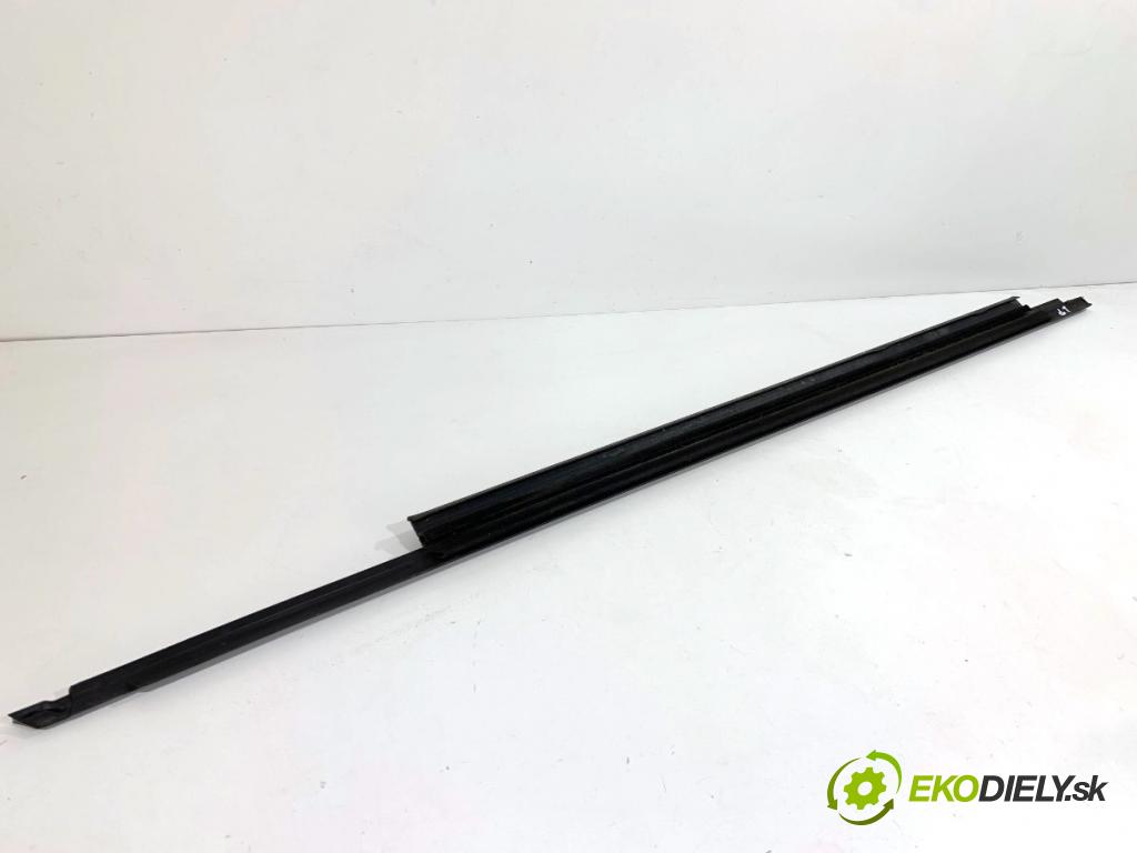 AUDI A4 B8 Kombi 2013 130 kW 2.0 TDI quattro 1968 lišta Sbírání: přední část levý