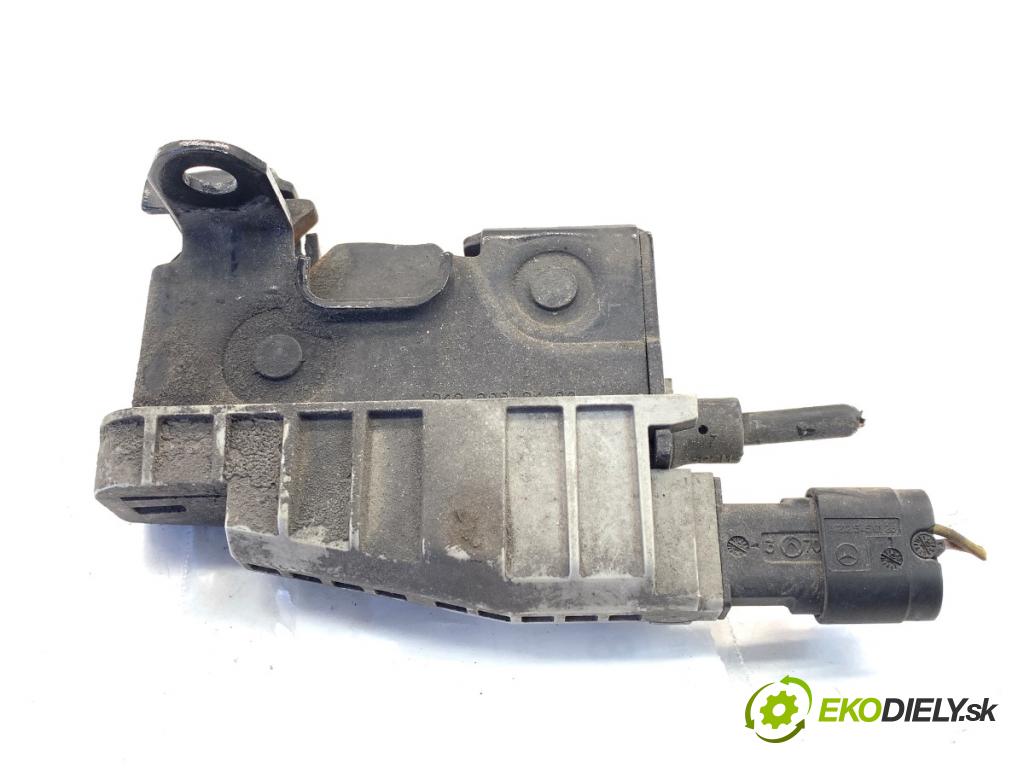 MERCEDES-BENZ S212 Kombi 2010 170 kW E 350 CDI 4-matic (212.289) 2987 zámok kapoty predný pravy A2128210251