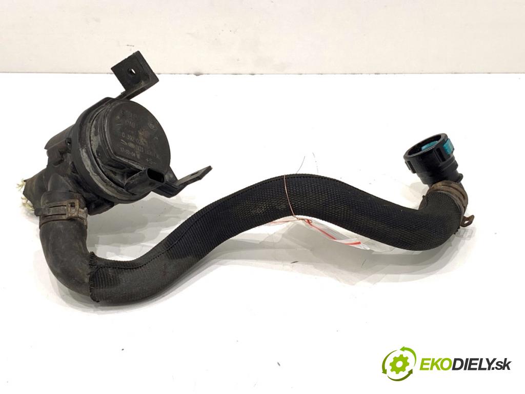 JAGUAR F-PACE SUV 2016 120 kW 2.0 TD4 1999 DALŠÍ: pumpa vody DX2318D474AC (Vodní pumpa)