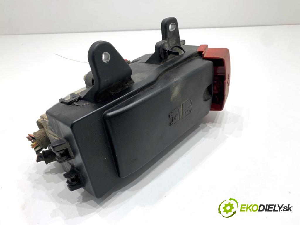 JAGUAR F-PACE SUV 2016 120 kW 2.0 TD4 1999 skříňka poistková  (Pojistková skříňka)