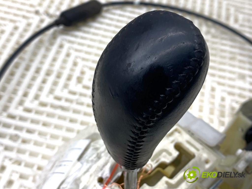 HYUNDAI ix35 SUV 2013 135 kW 2.0 CRDi 4WD 1995 kulisa  (Řadicí páka (kulisa) )