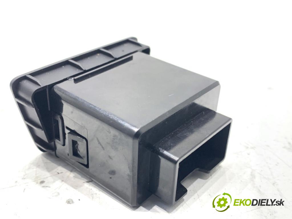 HYUNDAI ix35 SUV 2013 135 kW 2.0 CRDi 4WD 1995 HNÍZDO: USB 96110-2S000