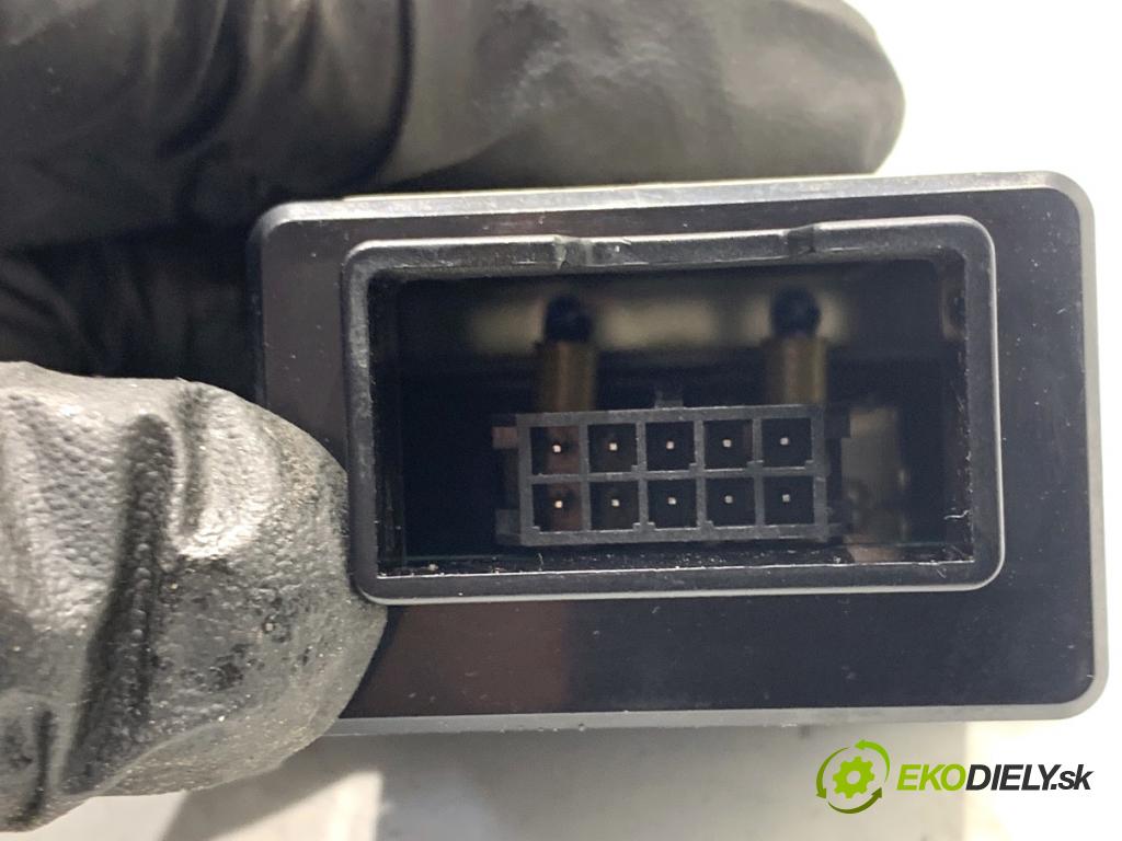 HYUNDAI ix35 SUV 2013 135 kW 2.0 CRDi 4WD 1995 HNÍZDO: USB 96110-2S000