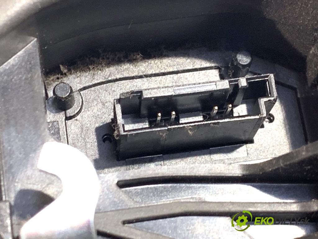 BMW E84 SUV 2013 85 kW sDrive 16 d 1995 zámok dveře levý přední část 7229461