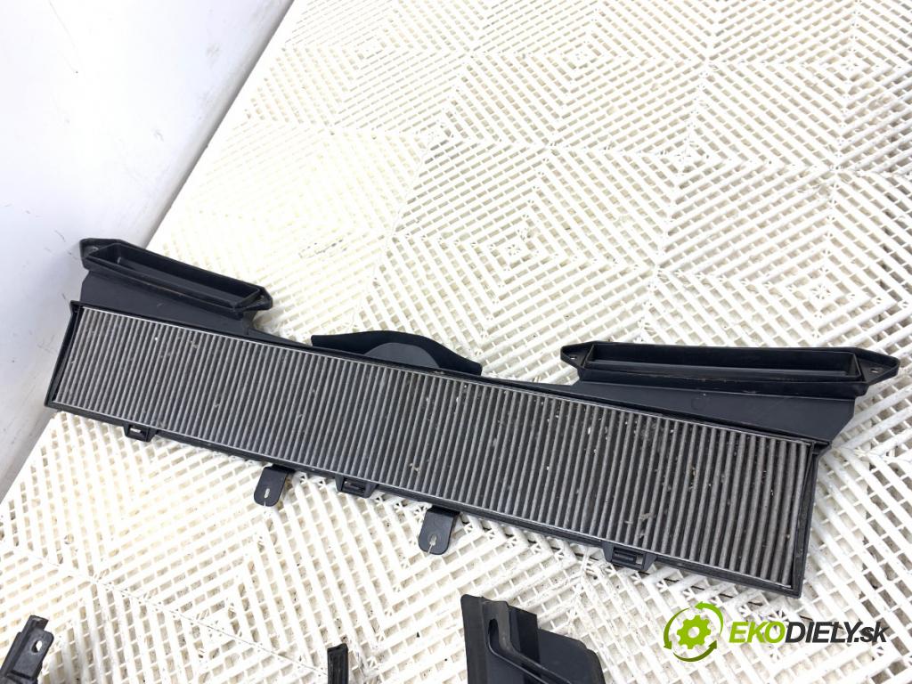 BMW E84 SUV 2013 85 kW sDrive 16 d 1995 torpédo plast pod čelní okno 6924277 (Plast pod čelním sklem)