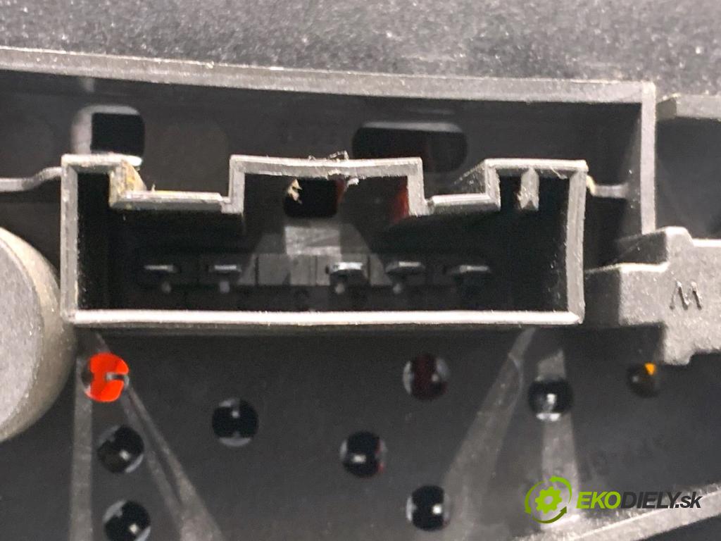 BMW E84 SUV 2013 85 kW sDrive 16 d 1995 světlo levý zadní část 2990109