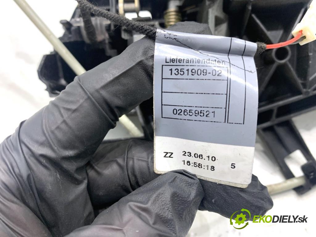 BMW E84 SUV 2013 85 kW sDrive 16 d 1995 klika vnejší pravý přední část