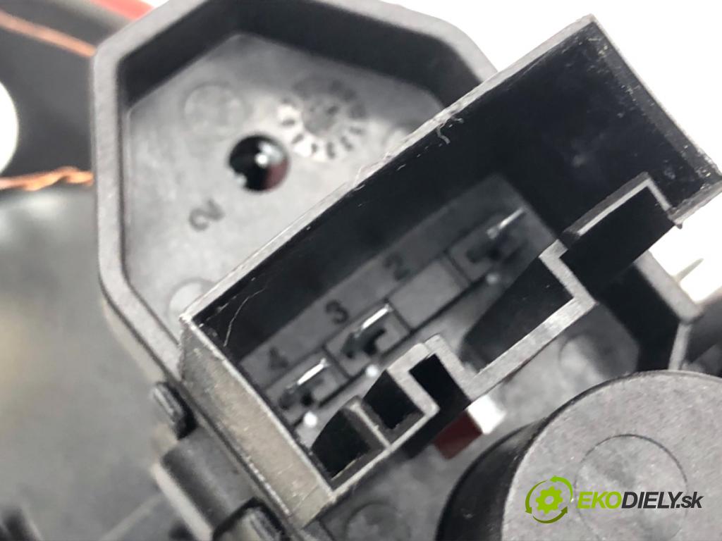 BMW E84 SUV 2013 85 kW sDrive 16 d 1995 Svetlo pravy zad vnútorná 2990114