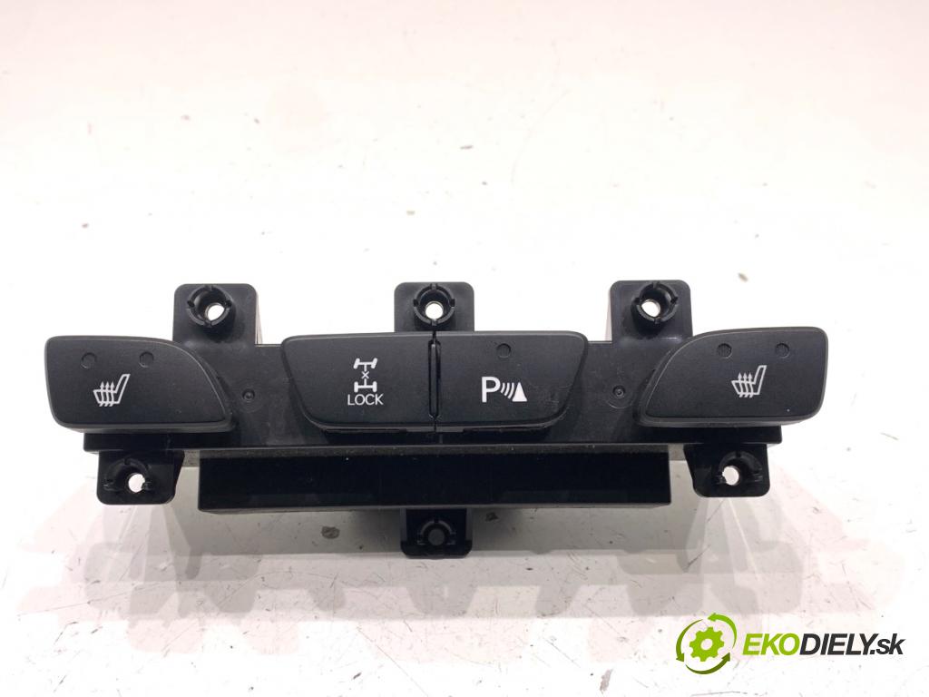 HYUNDAI ix35 SUV 2013 135 kW 2.0 CRDi 4WD 1995 přepínač ohřívání sedačky 93310-2YCA0TAN (Páčky pod volantem)