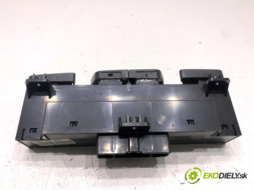 HYUNDAI ix35 SUV 2013 135 kW 2.0 CRDi 4WD 1995 přepínač ohřívání sedačky 93310-2YCA0TAN (Páčky pod volantem)