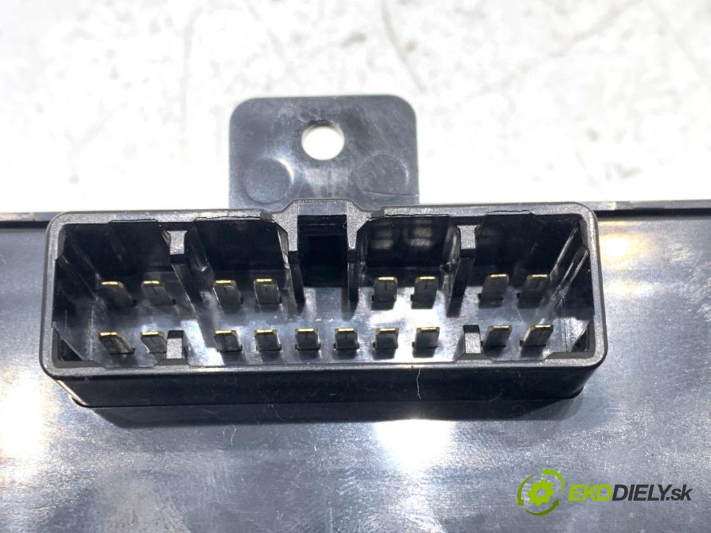 HYUNDAI ix35 SUV 2013 135 kW 2.0 CRDi 4WD 1995 přepínač ohřívání sedačky 93310-2YCA0TAN (Páčky pod volantem)