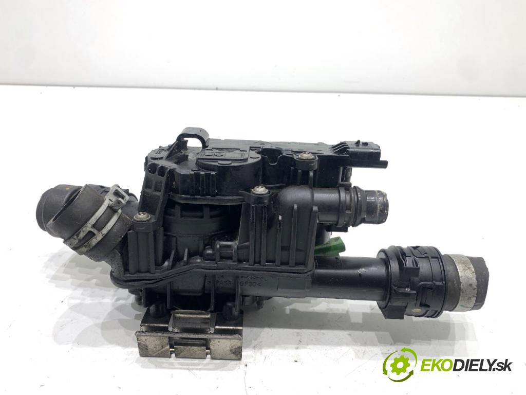 PEUGEOT 308 SW II Kombi 2014 88 kW 1.6 BlueHDi 120 1560 obal termostatu 9803549480 (Pouzdro termostatu)