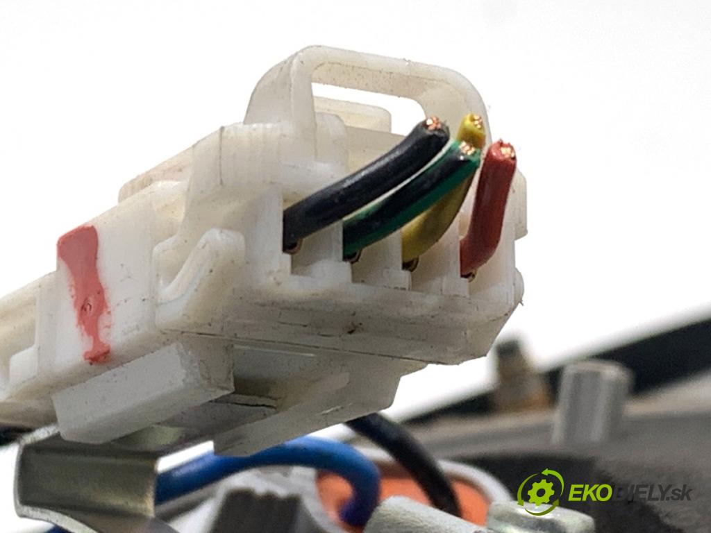 HYUNDAI ix35 SUV 2013 135 kW 2.0 CRDi 4WD 1995 Svetlo zad pravá vnútorná 92404-2Y500 (Kľučka dverí ostatné)