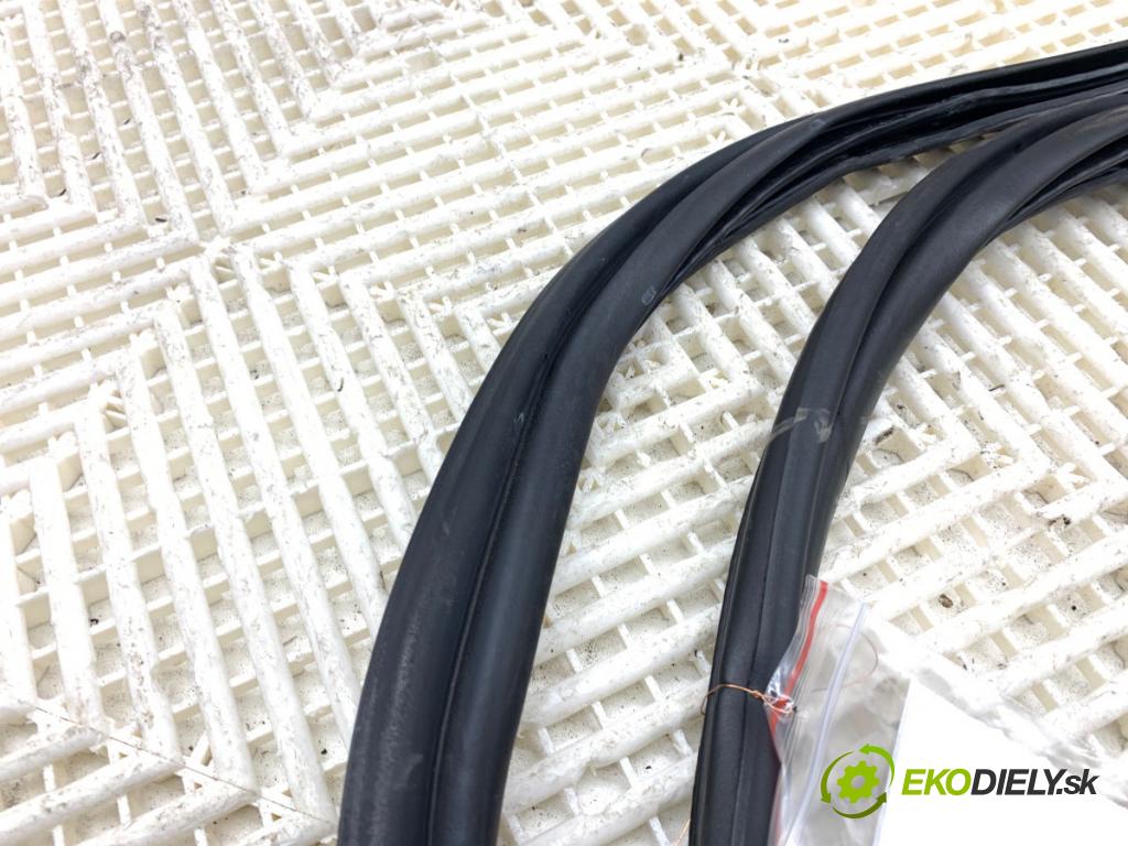 JAGUAR F-PACE SUV 2016 120 kW 2.0 TD4 1999 tesnenie dverí kufra