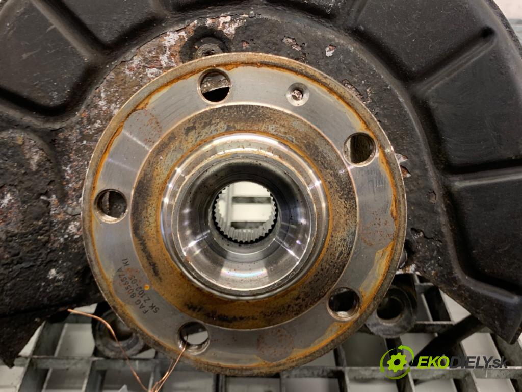 VW PASSAT B7 sedan 2013 103 kW 2.0 TDI 1968 náboj pravý přední část