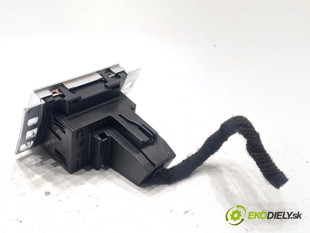 VW PASSAT B7 sedan 2013 103 kW 2.0 TDI 1968 displej 3AA919204A (Přístrojová deska)