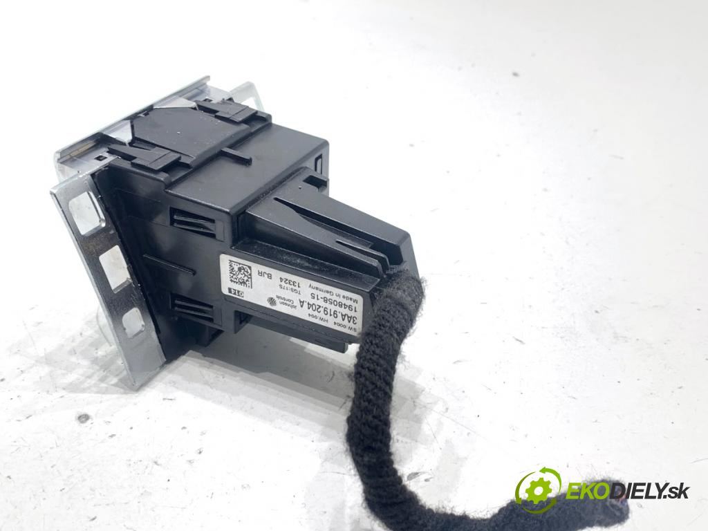 VW PASSAT B7 sedan 2013 103 kW 2.0 TDI 1968 displej 3AA919204A (Přístrojová deska)