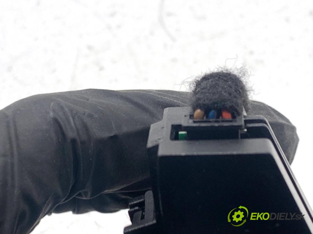 VW PASSAT B7 sedan 2013 103 kW 2.0 TDI 1968 displej 3AA919204A (Přístrojová deska)