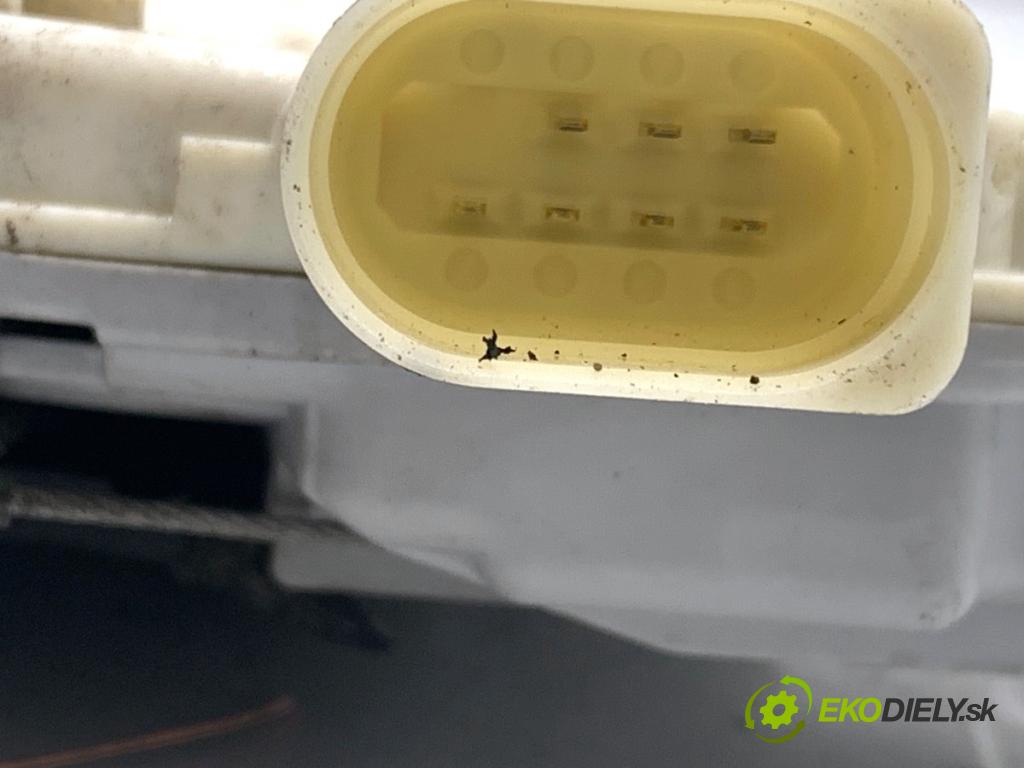 VW PASSAT B7 sedan 2013 103 kW 2.0 TDI 1968 zámok Dvere pravy predný 3C1837016A