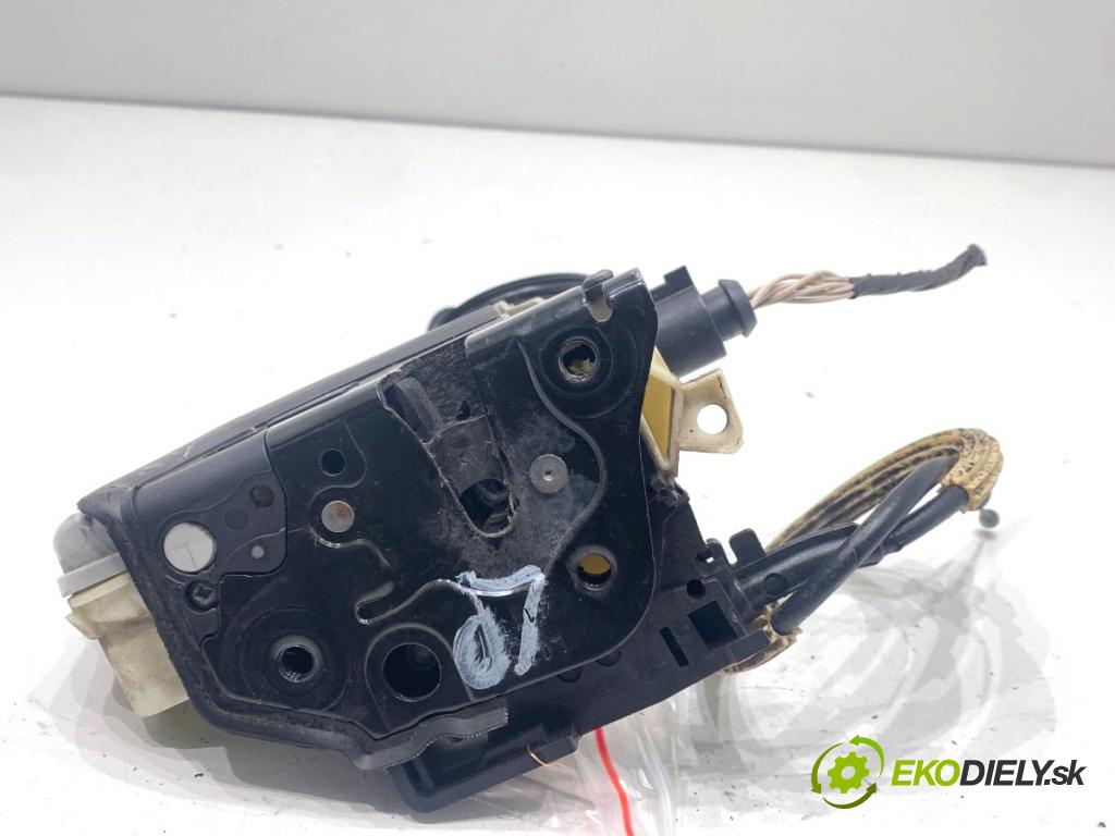 VW PASSAT B7 sedan 2013 103 kW 2.0 TDI 1968 zámok Dvere ľavy predný 3C1837015A