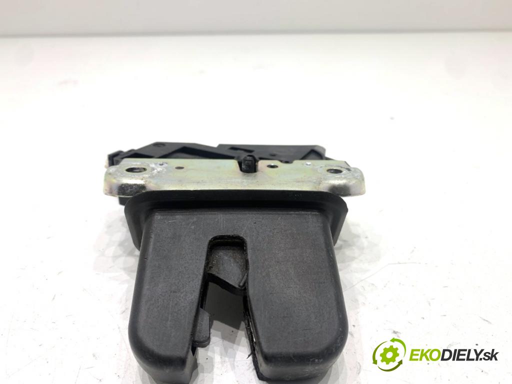 VW PASSAT B7 sedan 2013 103 kW 2.0 TDI 1968 zámok dverí zad 4F5827505D