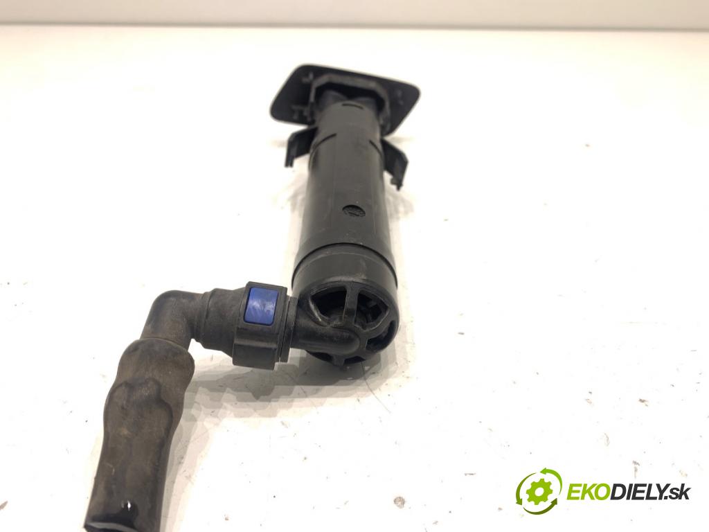 VW PASSAT B7 sedan 2013 103 kW 2.0 TDI 1968 ostřikovače světla pravý přední část 3AA955104