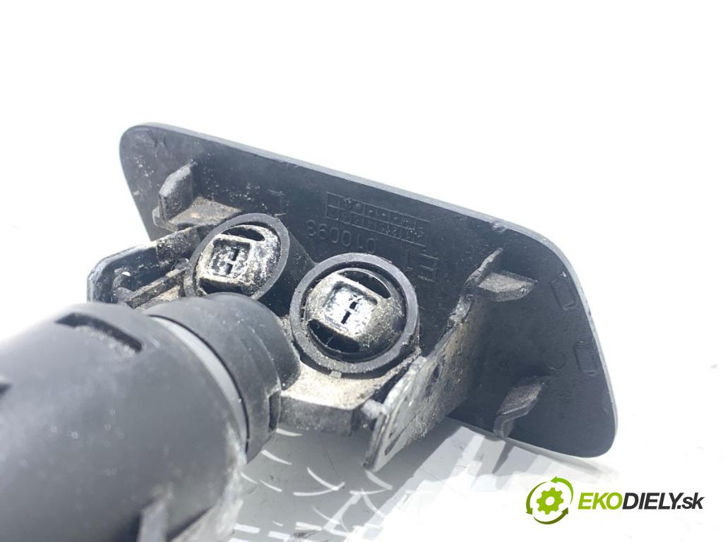 VW PASSAT B7 sedan 2013 103 kW 2.0 TDI 1968 ostřikovače světla levý přední část 3AA955103