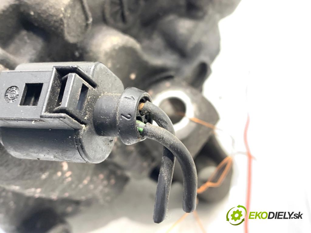 VW PASSAT B7 sedan 2013 103 kW 2.0 TDI 1968 kompresor klimatizace 5K0820803A (Kompresor klimatizace)