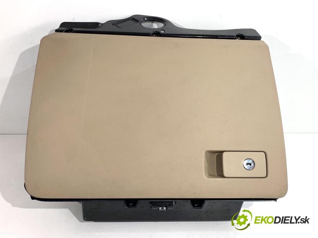 VW PASSAT B7 sedan 2013 103 kW 2.0 TDI 1968 Priehradka, kastlík spolujazdca 3C1857114E (Priehradka (kastlík))