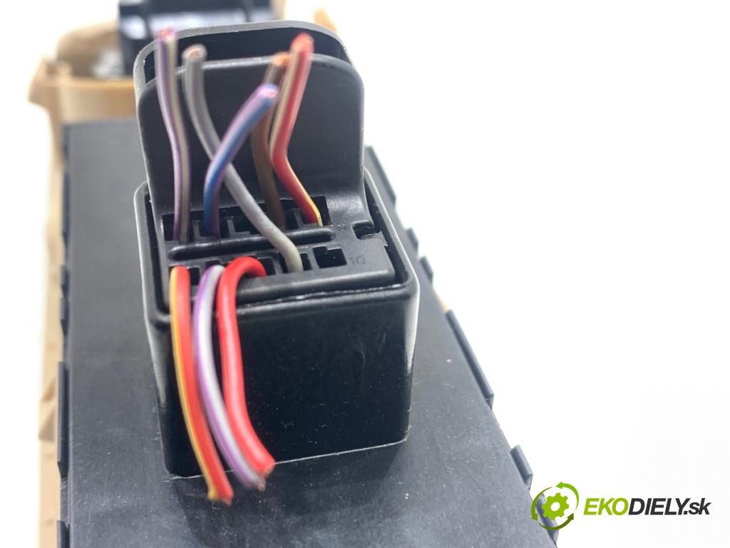 VW PASSAT B7 sedan 2013 103 kW 2.0 TDI 1968 přepínač oken 3AB857857A (Páčky pod volantem)