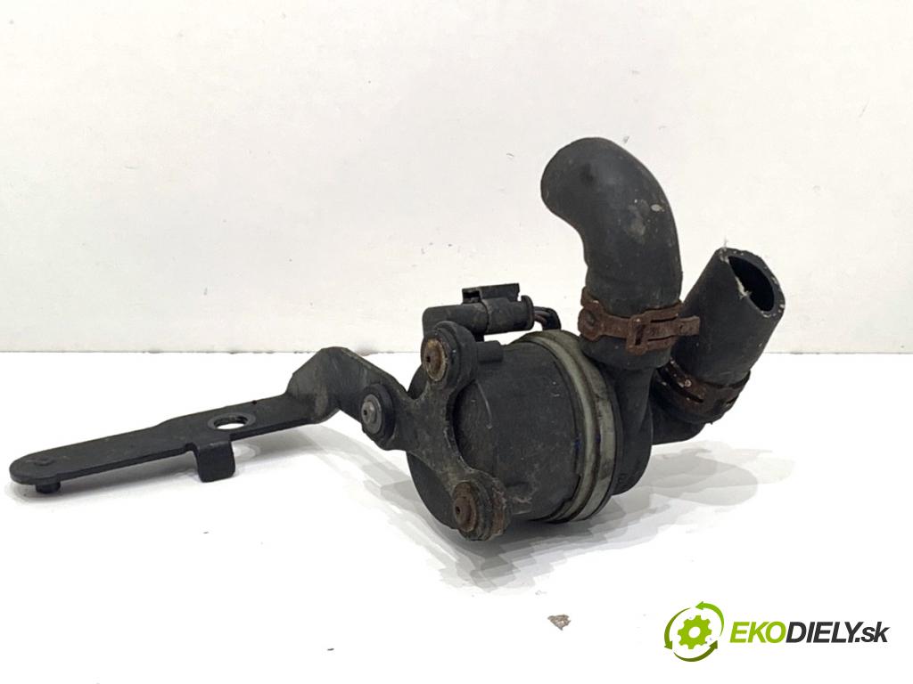 VW PASSAT B7 sedan 2013 103 kW 2.0 TDI 1968 DALŠÍ: pumpa vody 5N0965561A (Vodní pumpa)