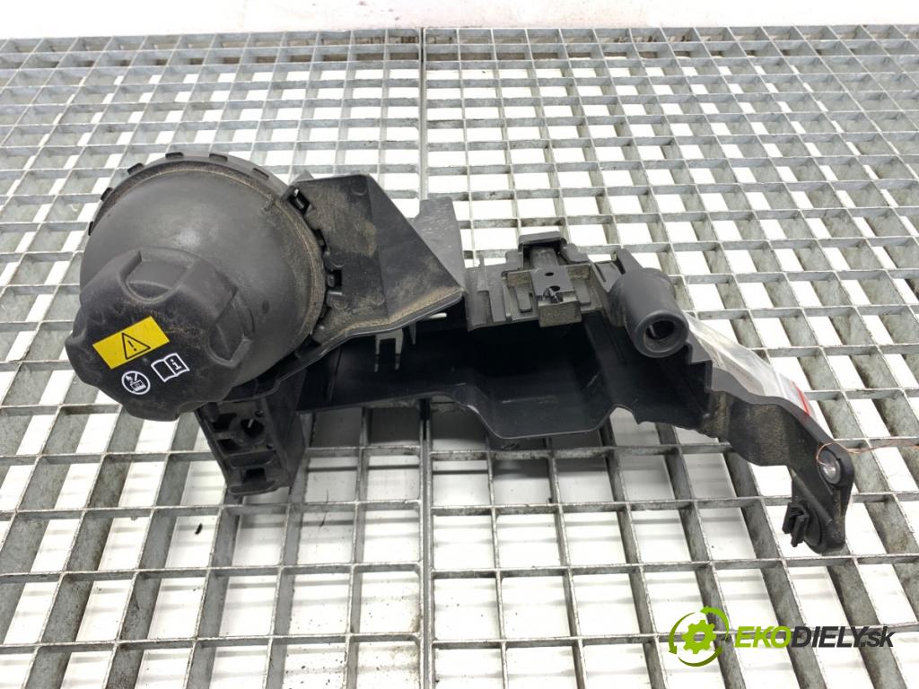 BMW G31 Kombi 2020 140 kW 520 d 1995 nádržka vyrovnávací kapaliny chadicího 8595280